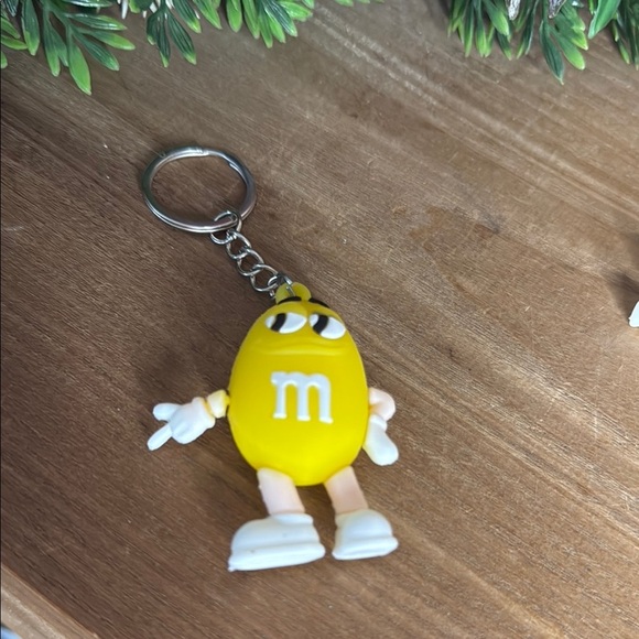 M&M'S Yellow Character Keychain - Picture 3 of 4